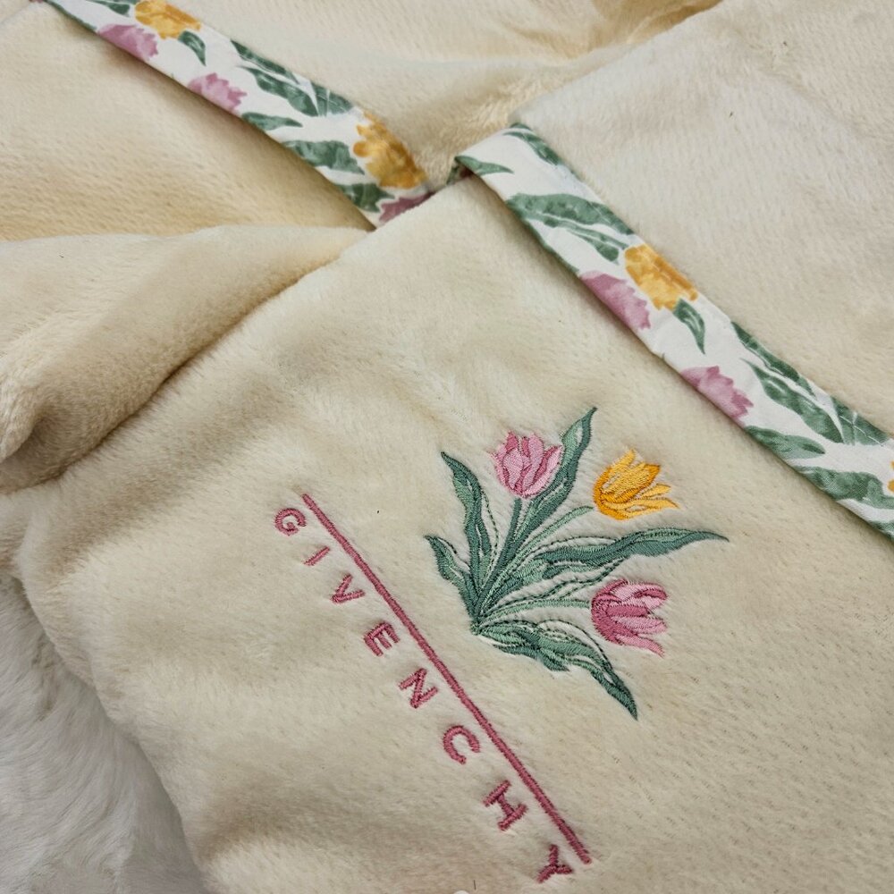 Givenchy Blanket - Picture 14 of 16